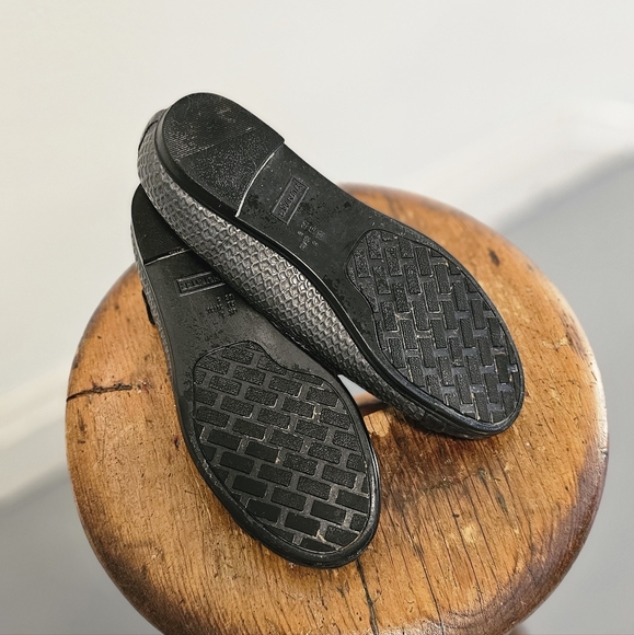 Hunter silver and grey rubber ballet flats, size 5. - Picture 7 of 9